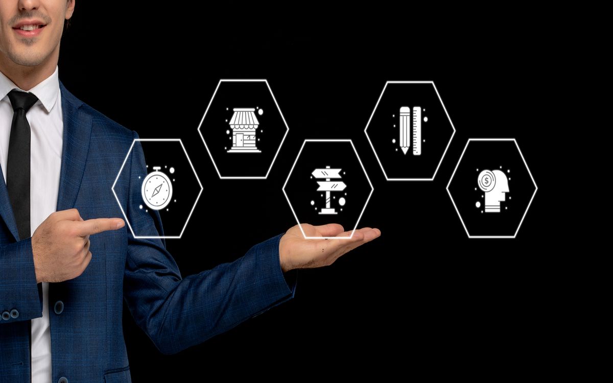 Schéma aukční logiky srovnávače s váhami jednotlivých faktorů