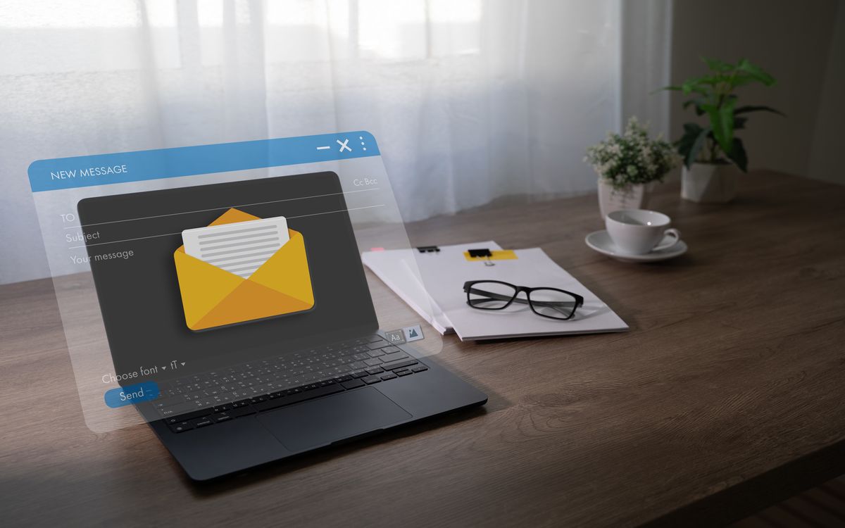 Obrazovka s otevřeným e-mailovým klientem a rozpracovanou odpovědí