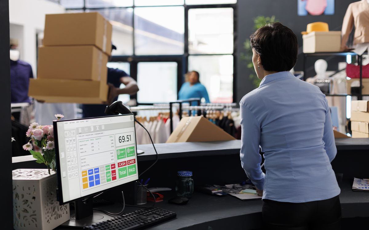 Pracovní stůl s otevřeným feed editorem a poznámkami